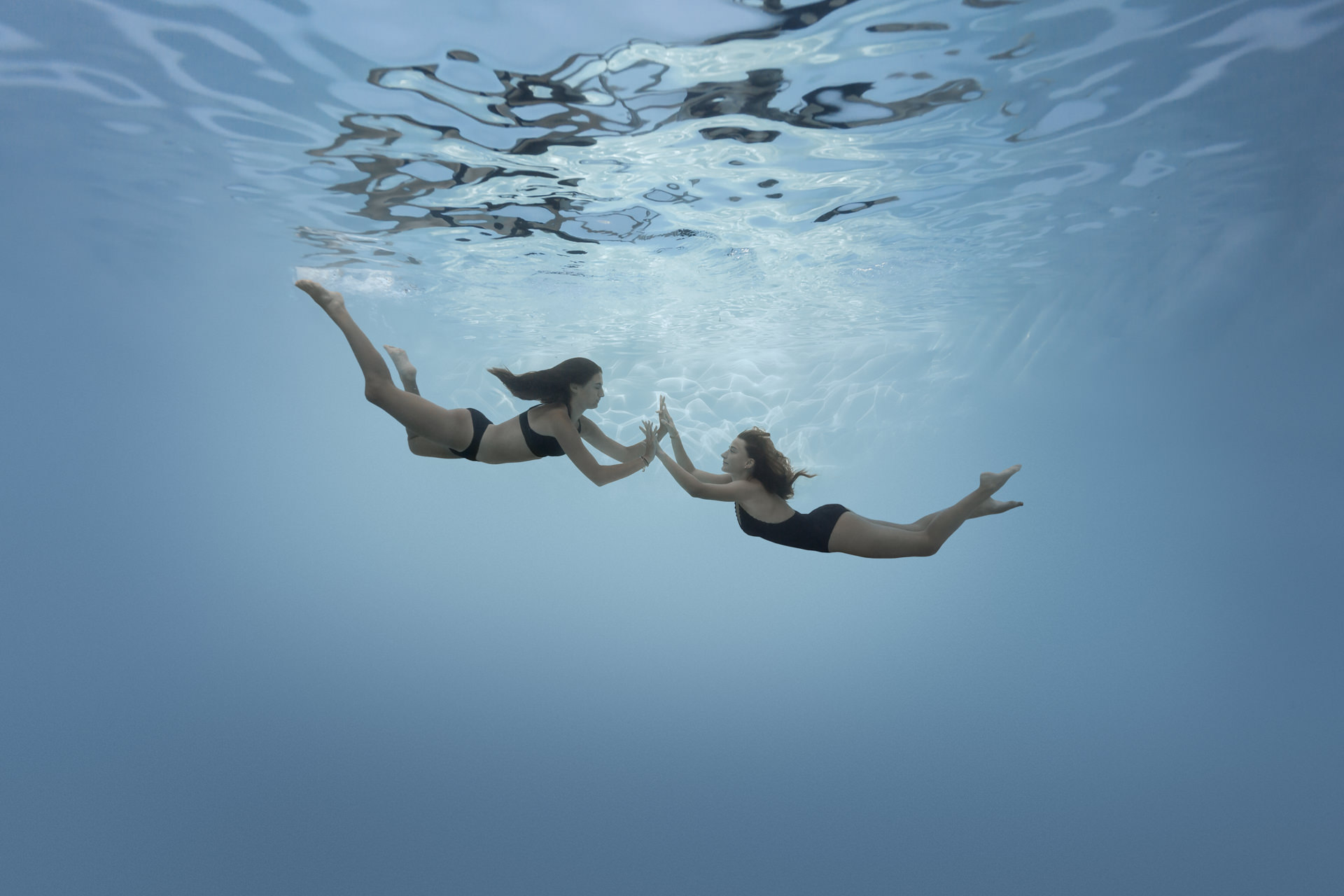 Portrait aquatique de deux jeunes filles cousines sous l’eau – séance photo aquatique artistique - photographe aquatique à Nantes
