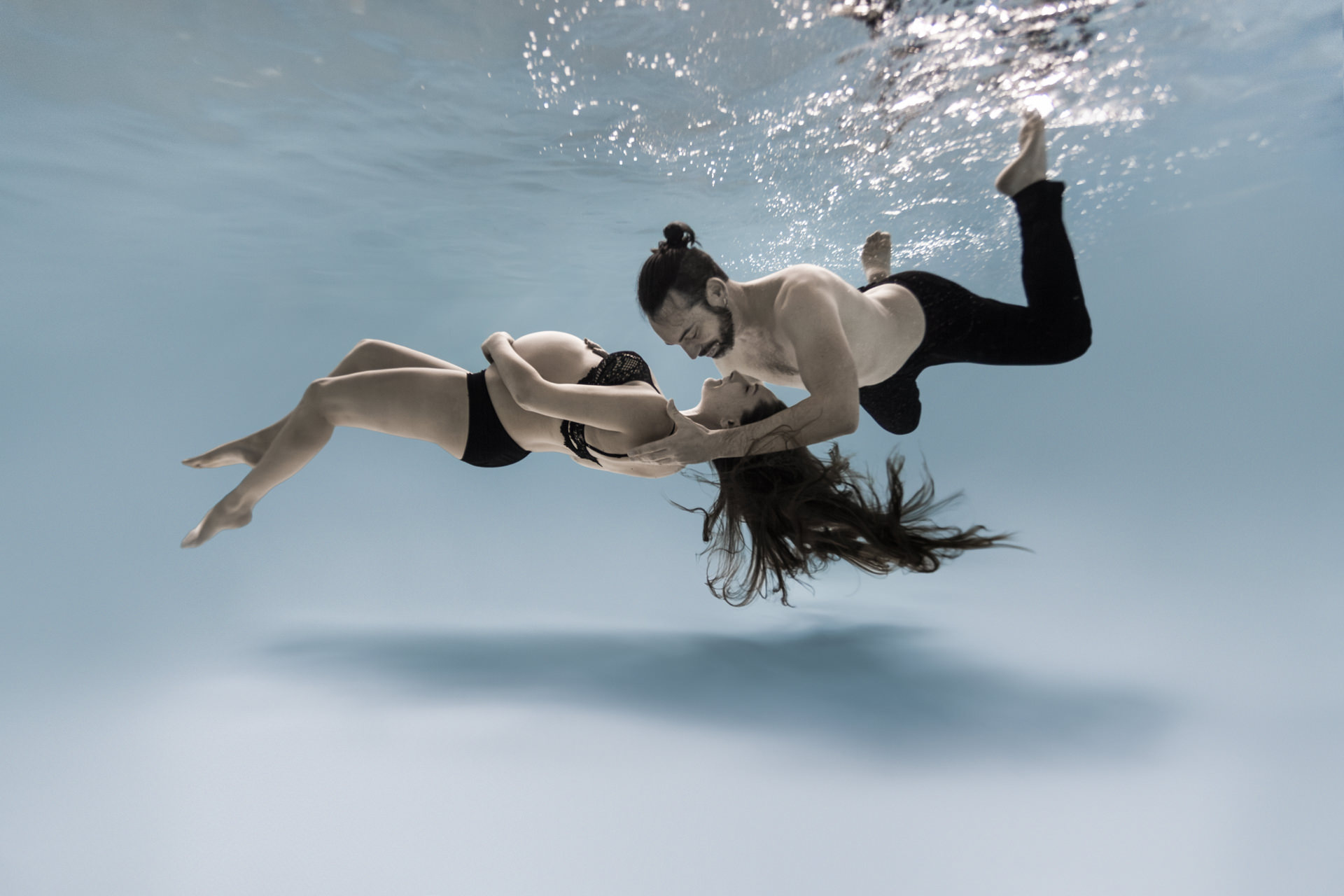Portrait aquatique de grossesse sous l’eau – photographe aquatique à Nantes