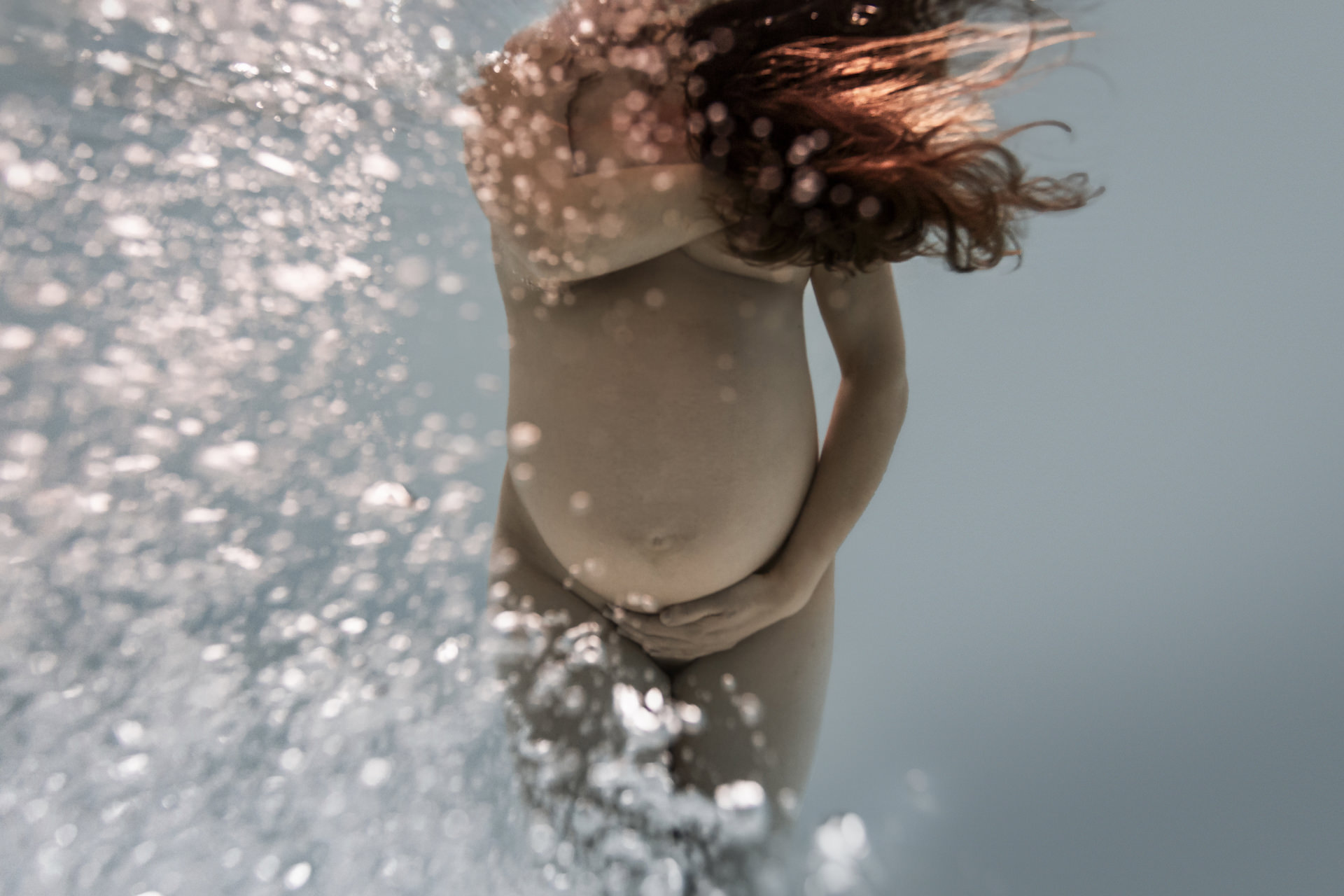Portrait de future maman en photographie aquatique sous l’eau à Nantes
