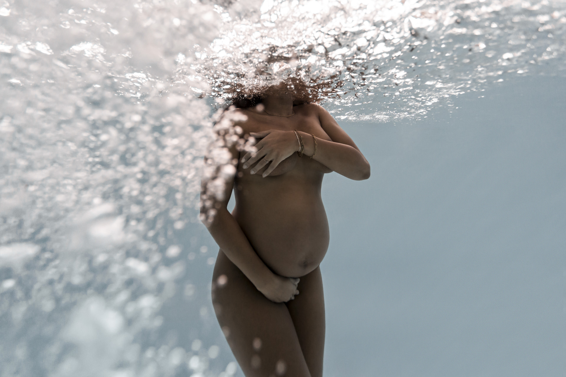 Séance photo de grossesse aquatique poétique – photographe à Nantes