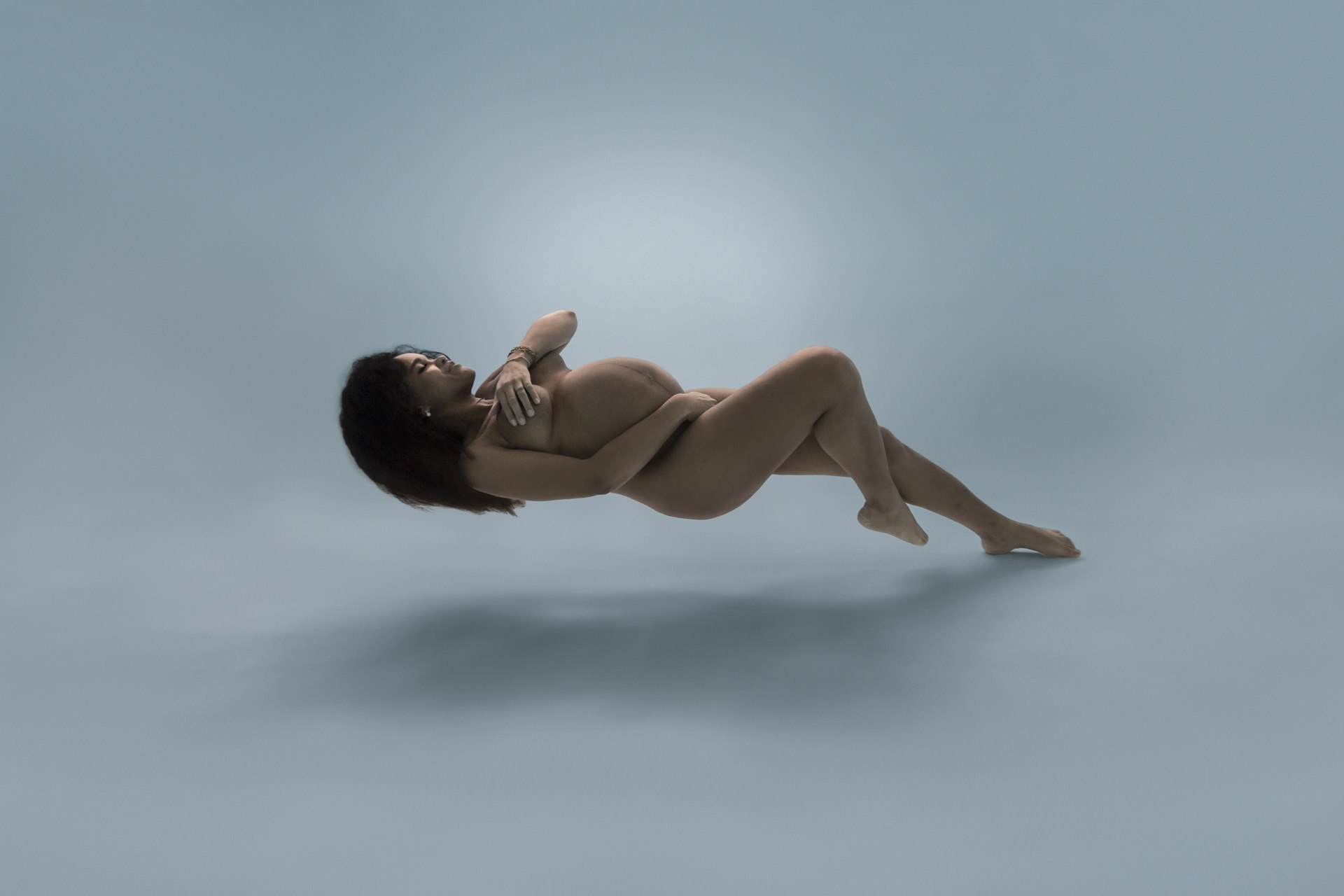 Photo de grossesse aquatique seule sous l’eau – séance artistique à Nantes