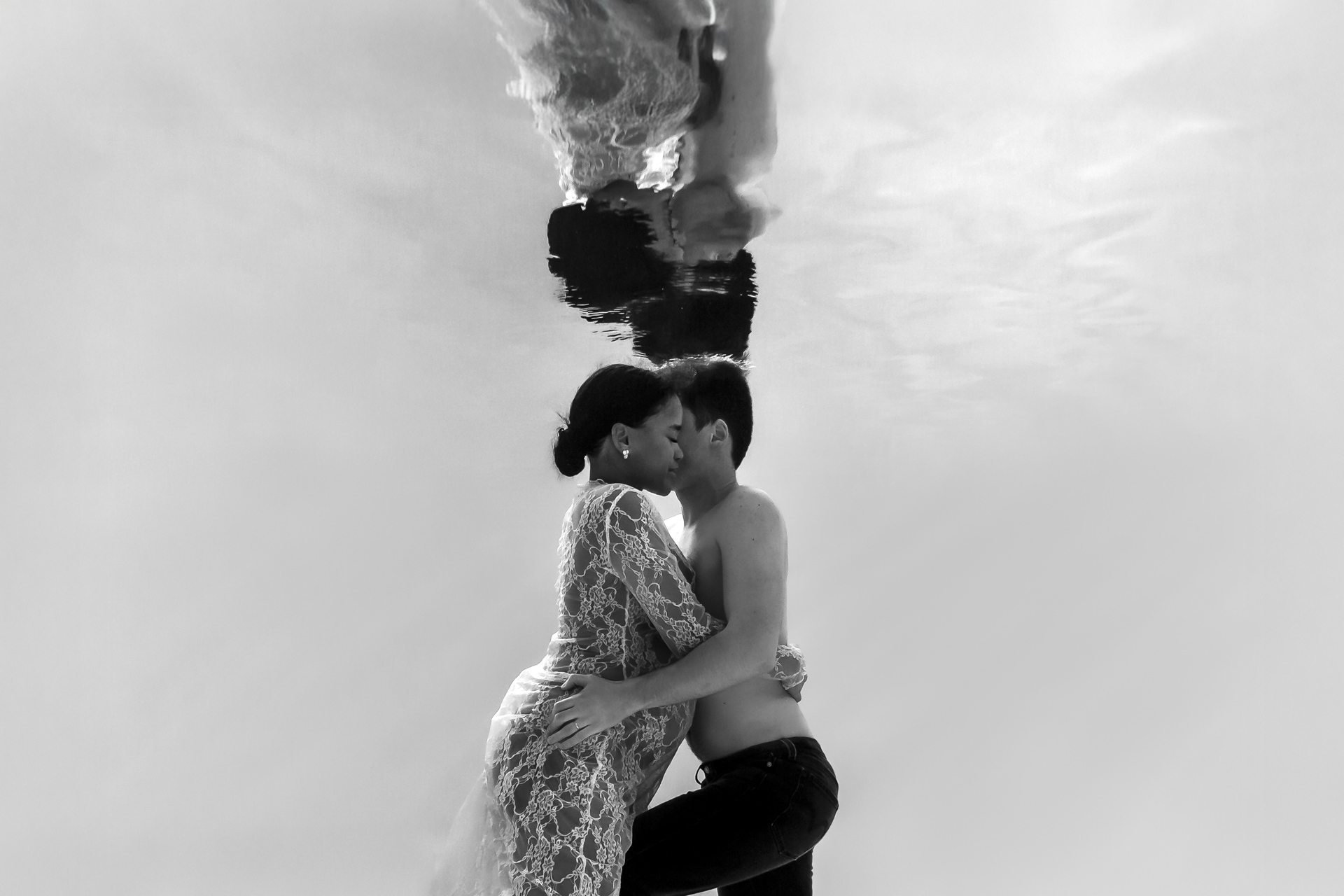 Portrait aquatique de couple attendant un bébé – séance sous-marine à Nantes
