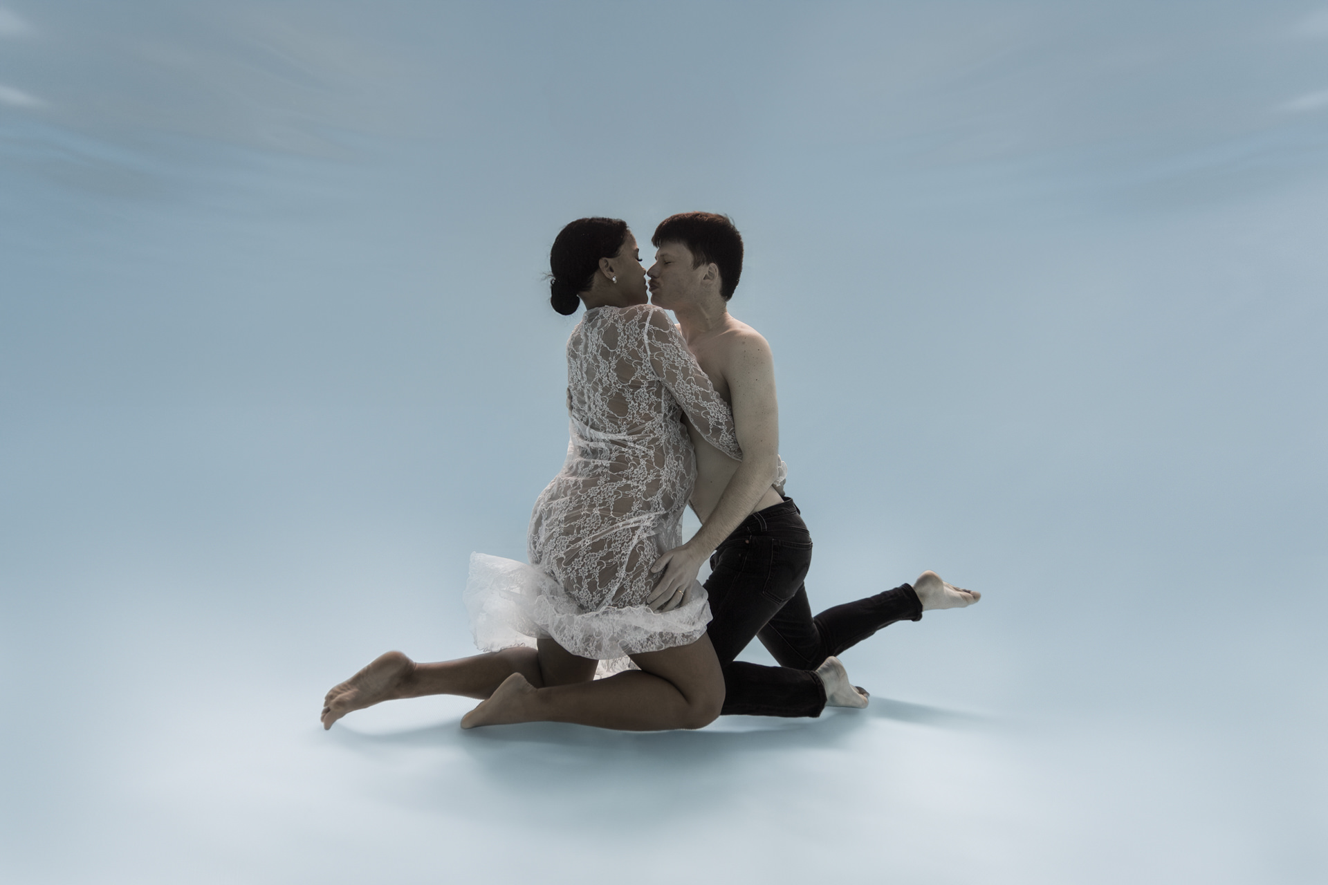 Photographie aquatique de grossesse en couple sous l’eau – Nantes