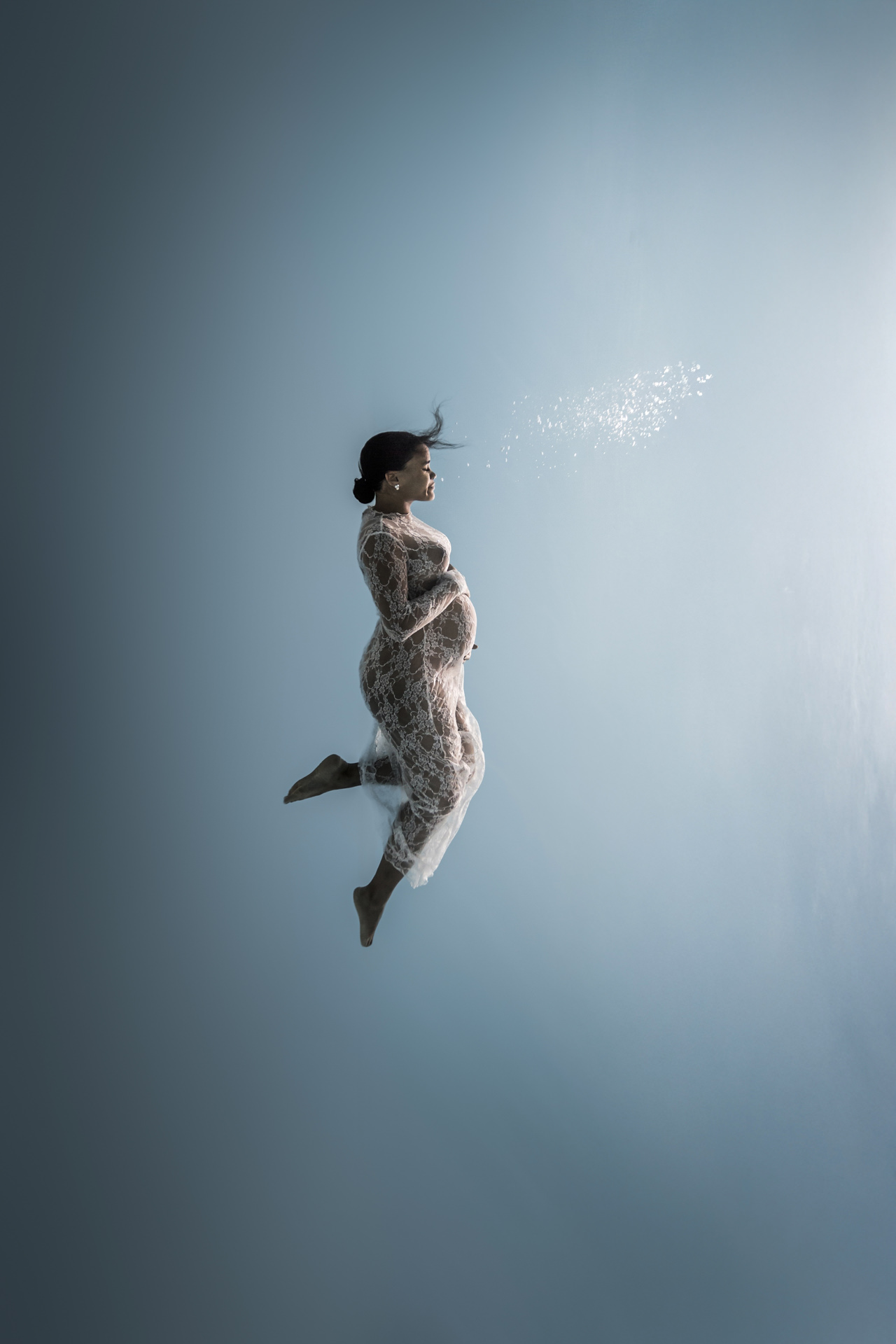 Portrait aquatique de future maman en apesanteur sous l’eau – Nantes