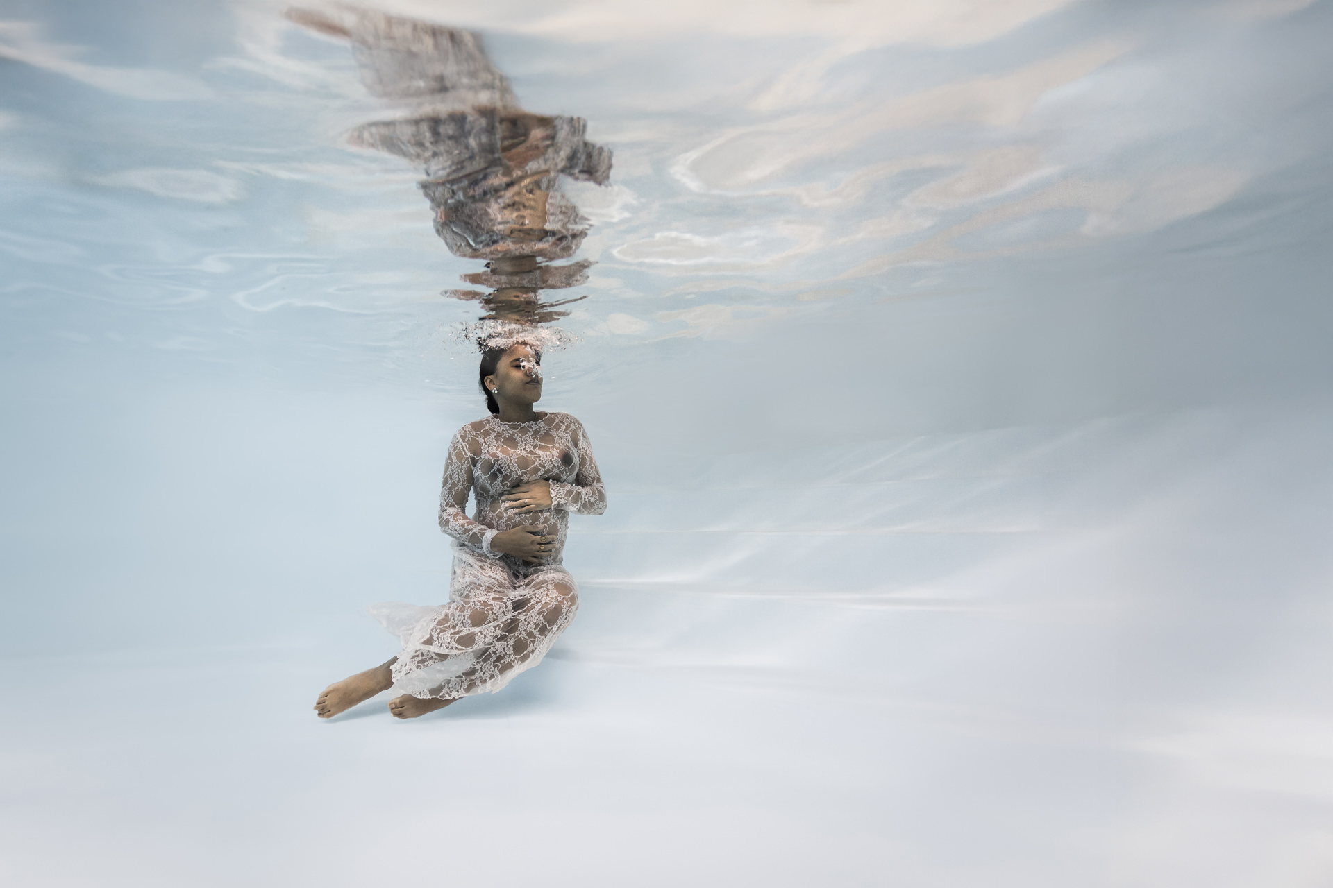 Photo de grossesse sous l’eau en lumière naturelle – photographe aquatique Nantes