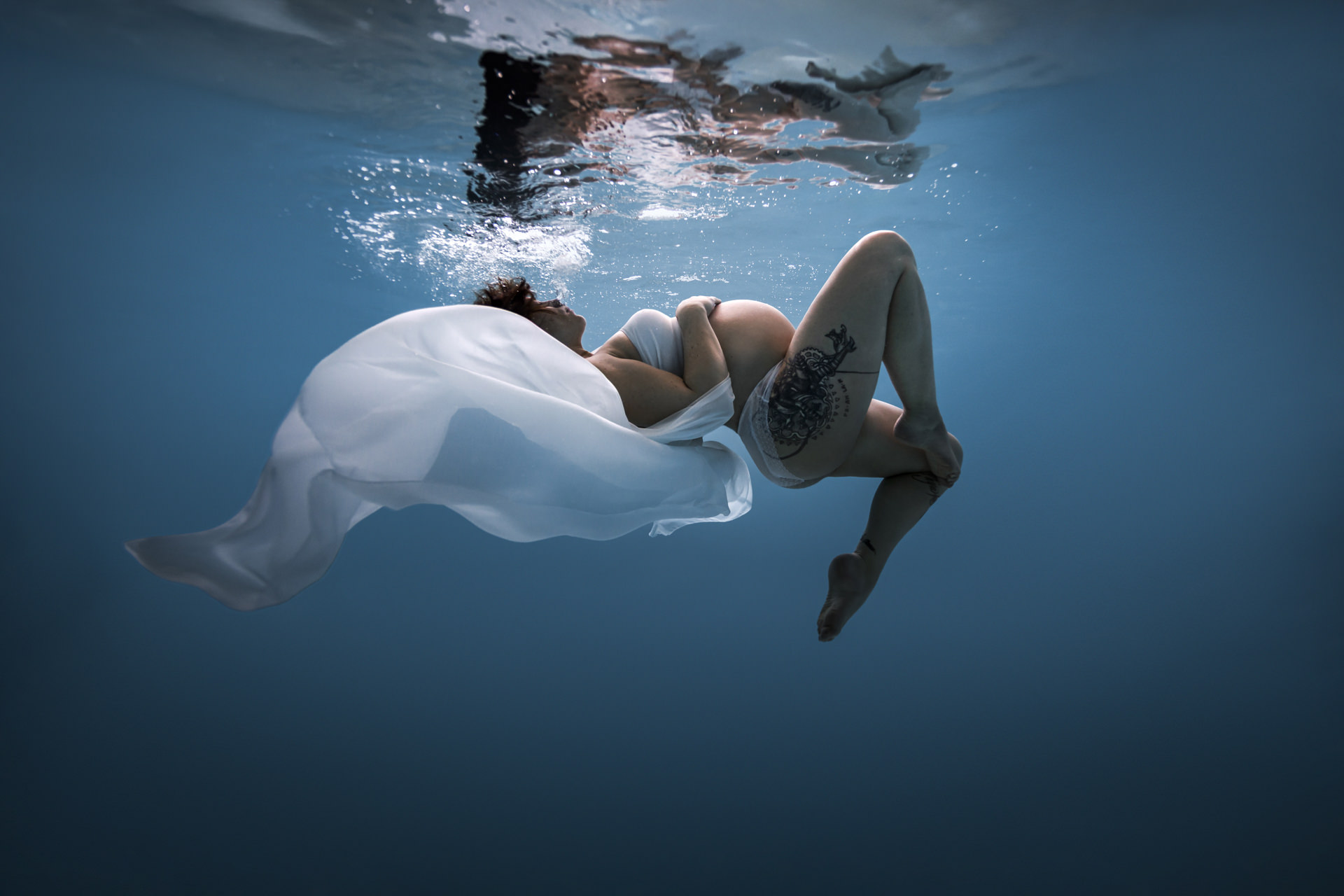 Portrait de femme enceinte en photographie aquatique artistique – Nantes