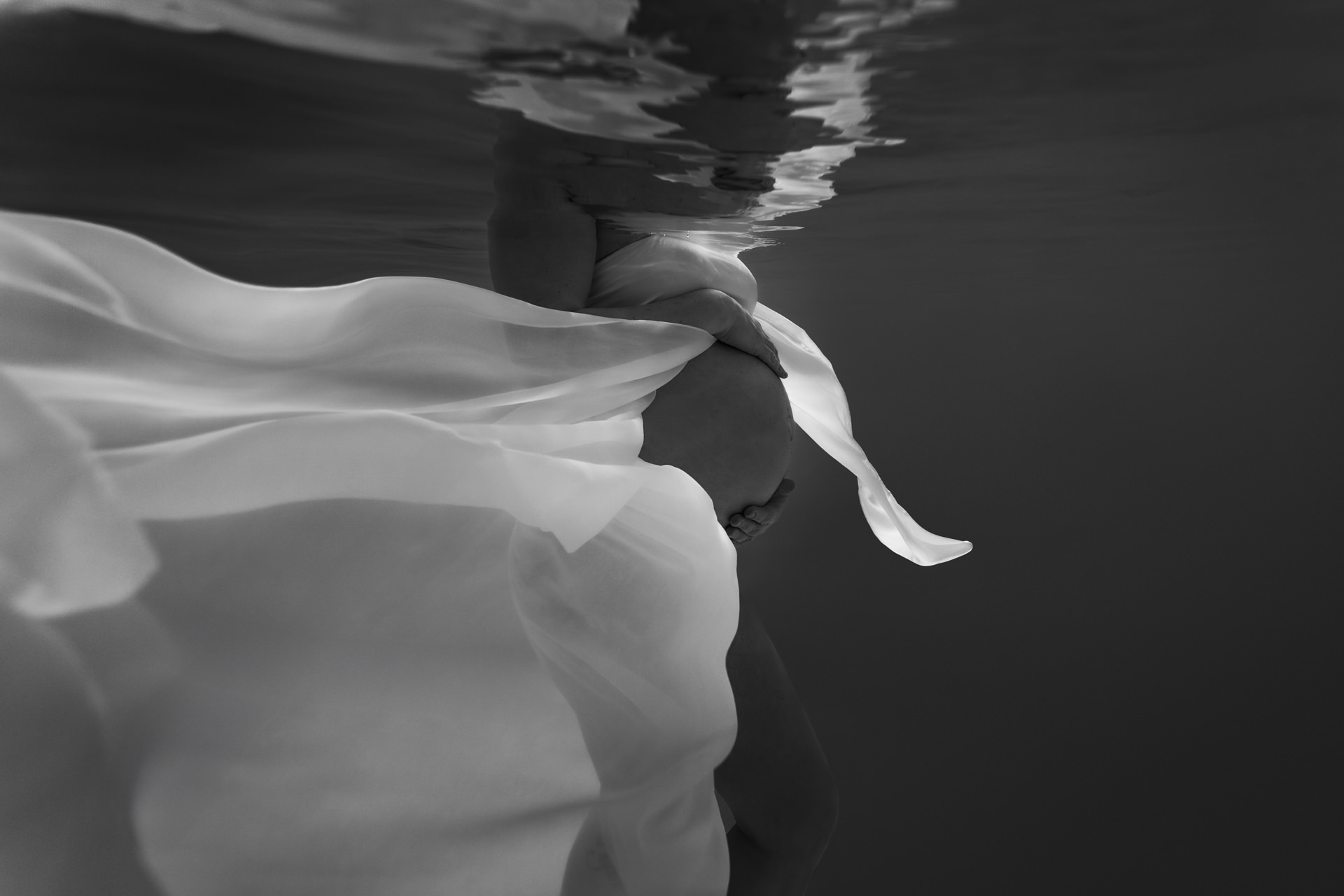 Photographie aquatique de future maman seule sous l’eau – Nantes