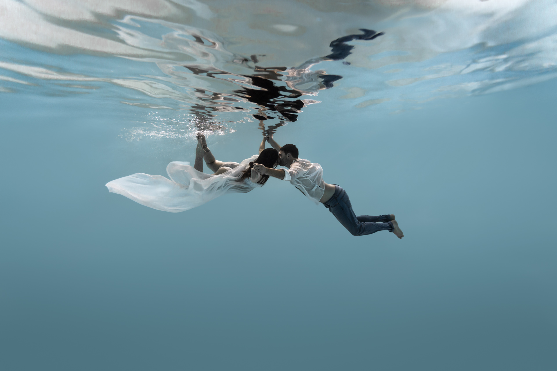 Photo de grossesse aquatique en couple en apesanteur sous l’eau – Nantes