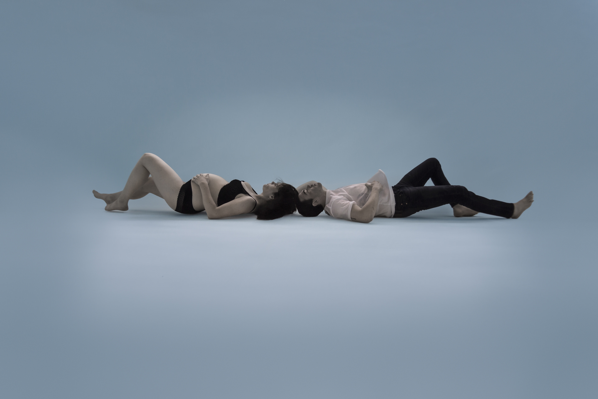 Séance photo grossesse artistique en couple sous l’eau – photographe Nantes