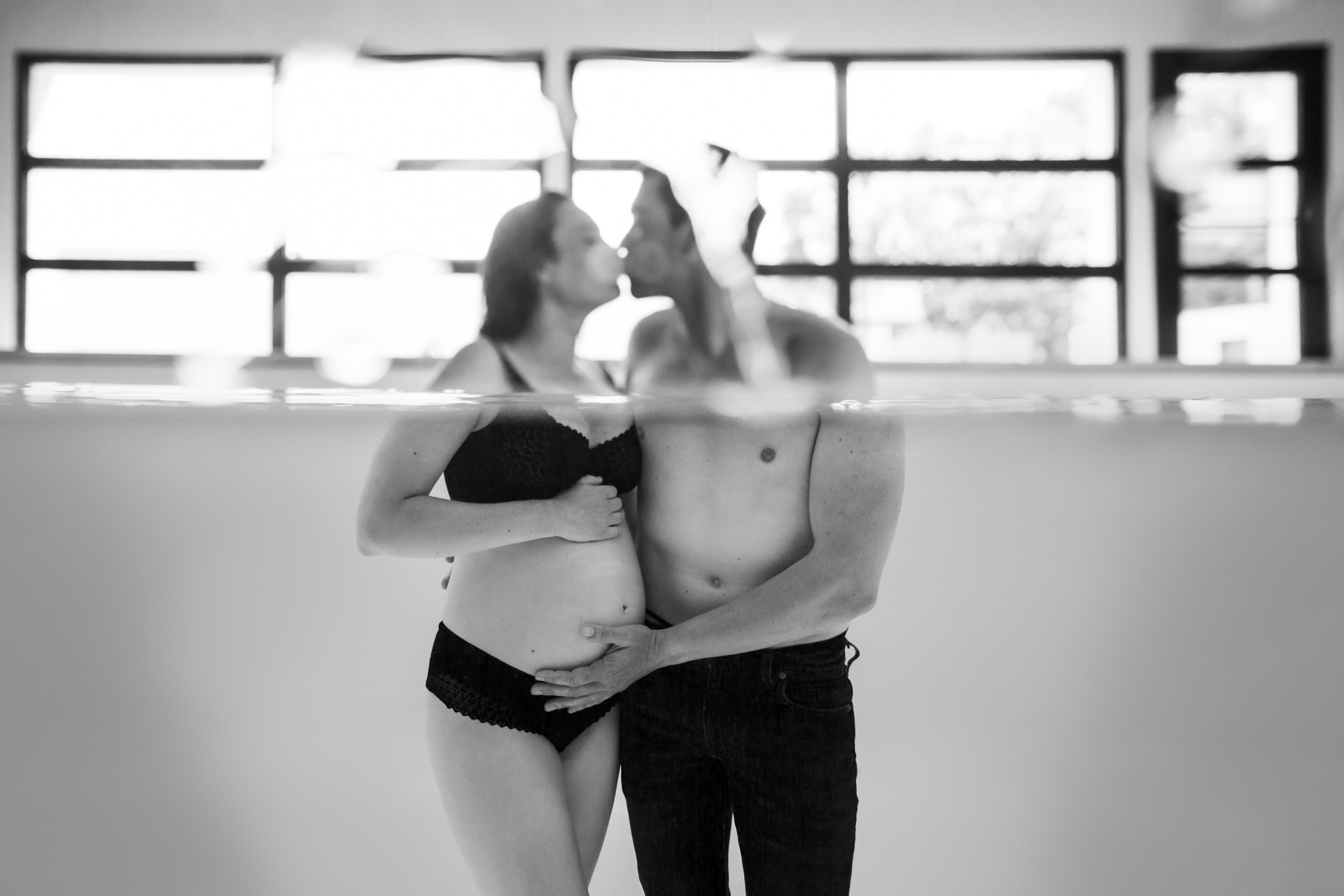 Photo de grossesse sous l’eau en couple dans un univers aquatique artistique – Nantes
