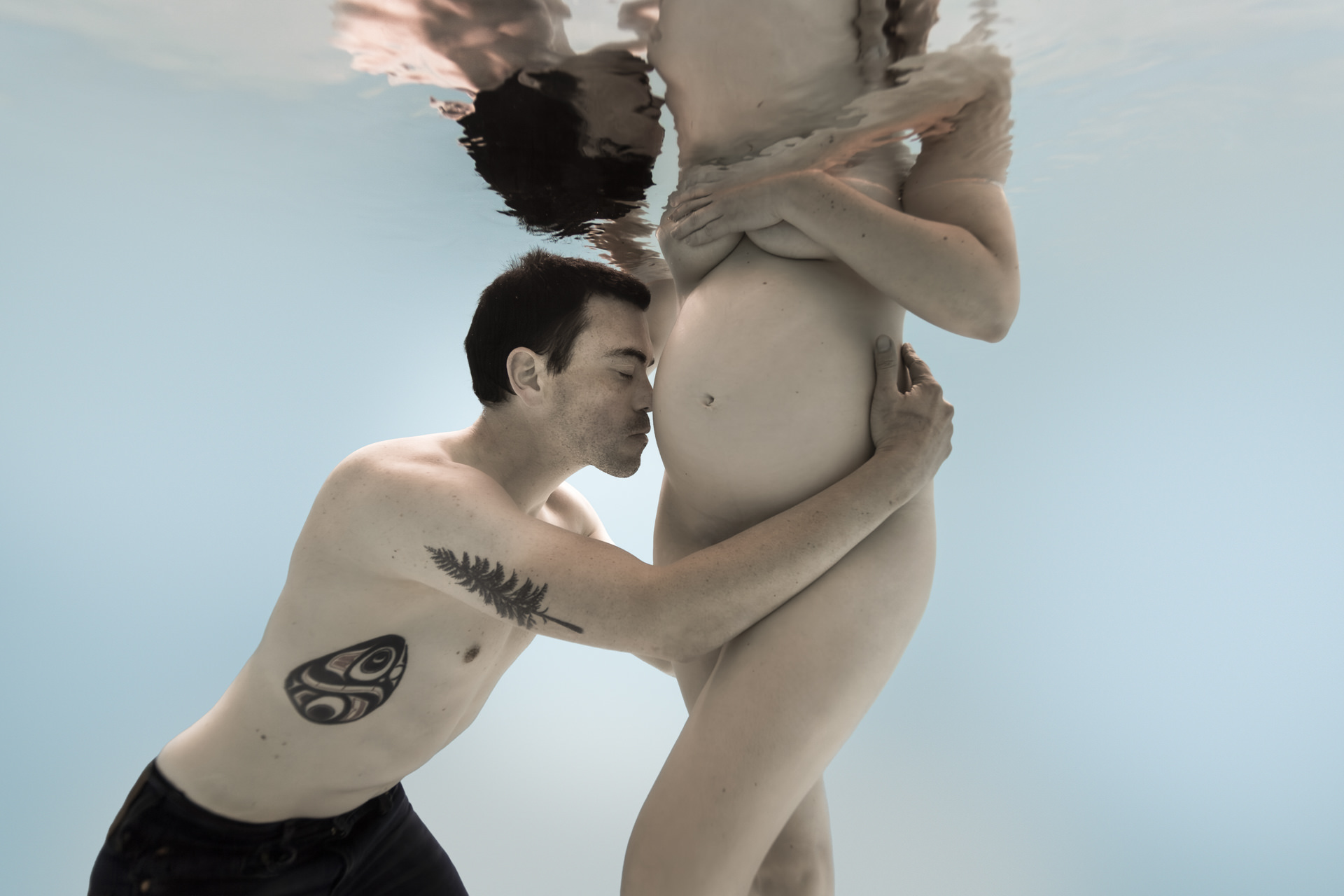 Portrait aquatique de couple lors d’une séance photo grossesse sous l’eau – Nantes