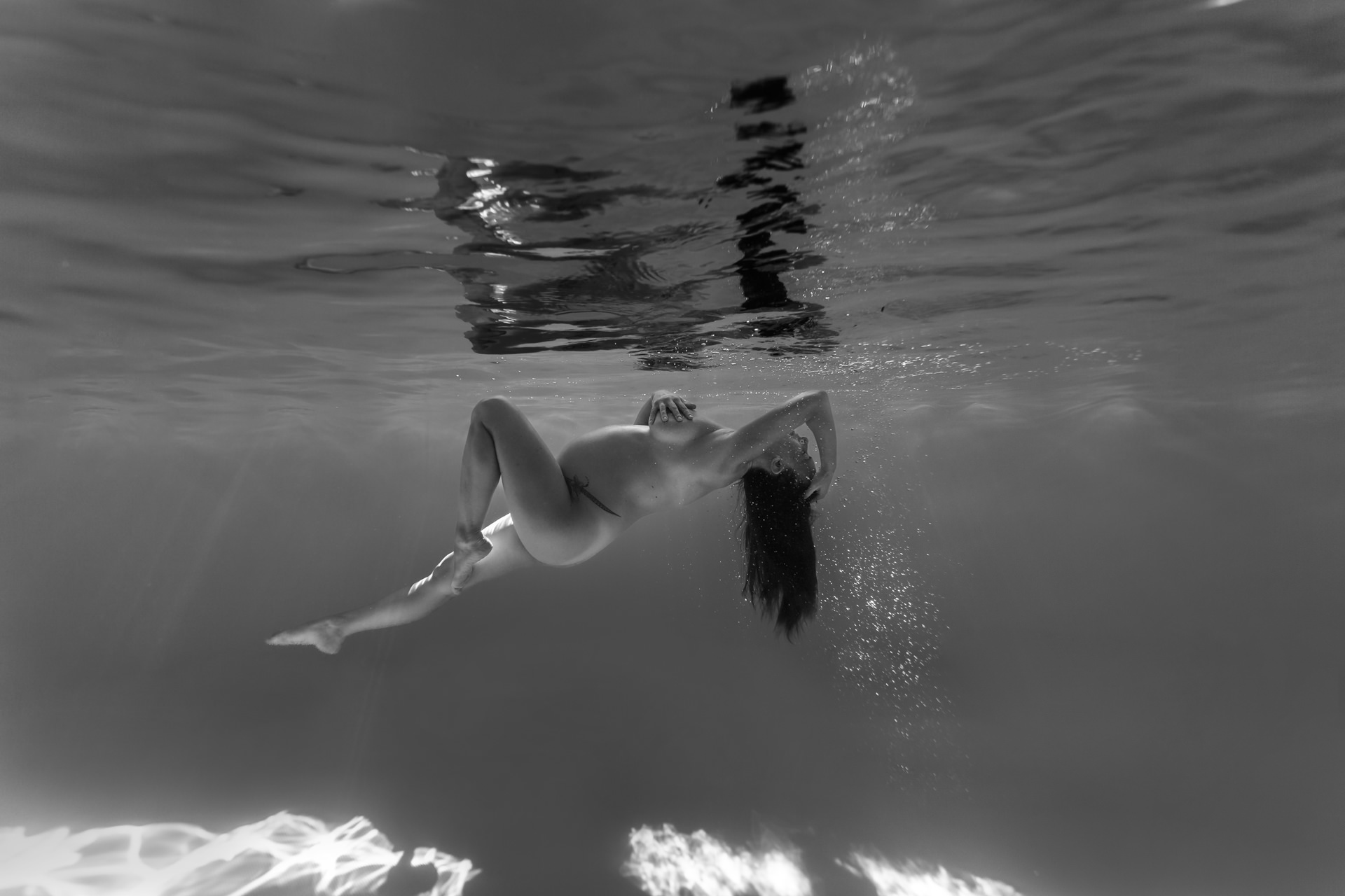 Séance photo grossesse aquatique sous l’eau en piscine – photographe à Nantes