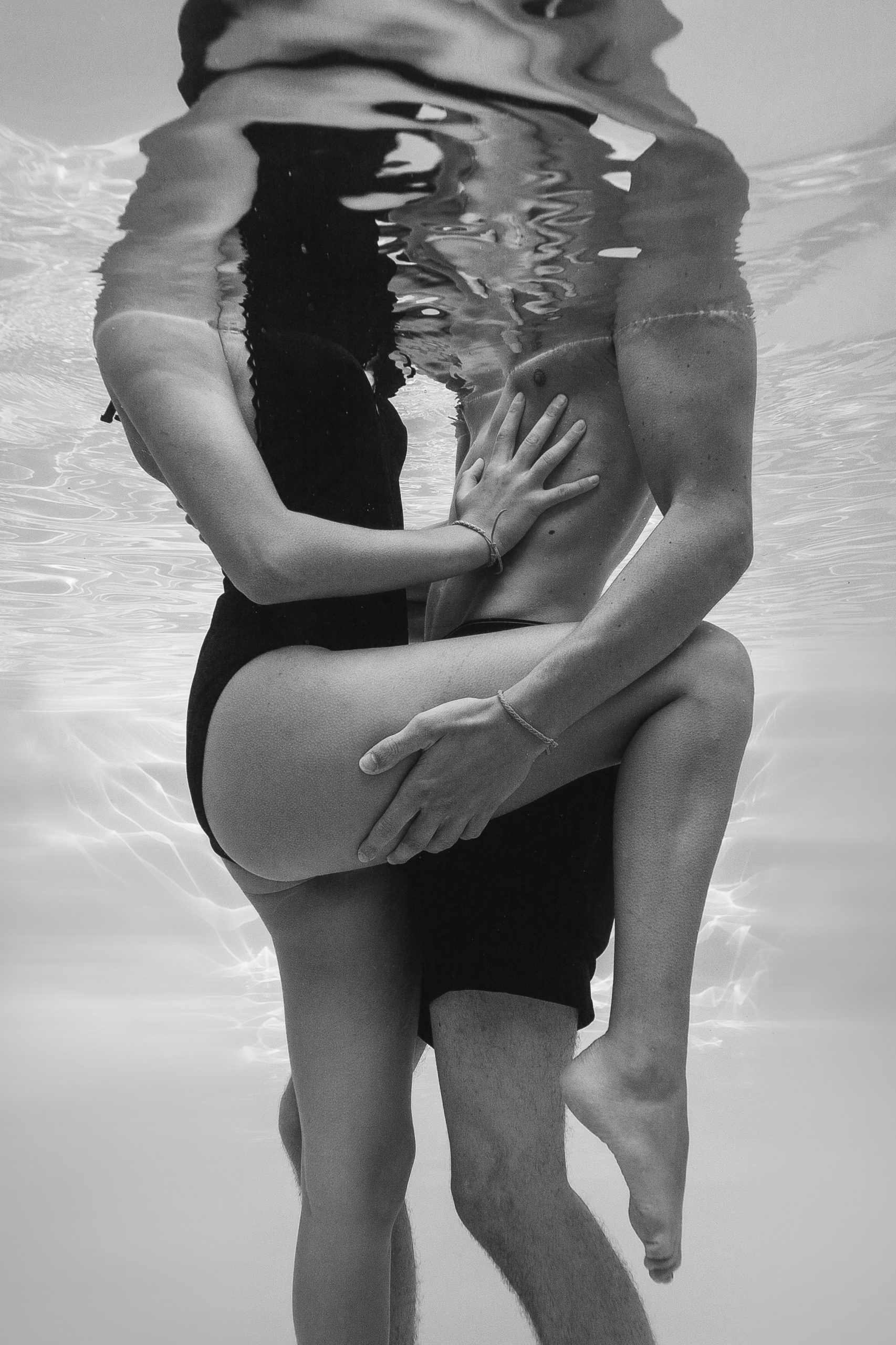 Photographie aquatique de couple en piscine – séance photo à Nantes