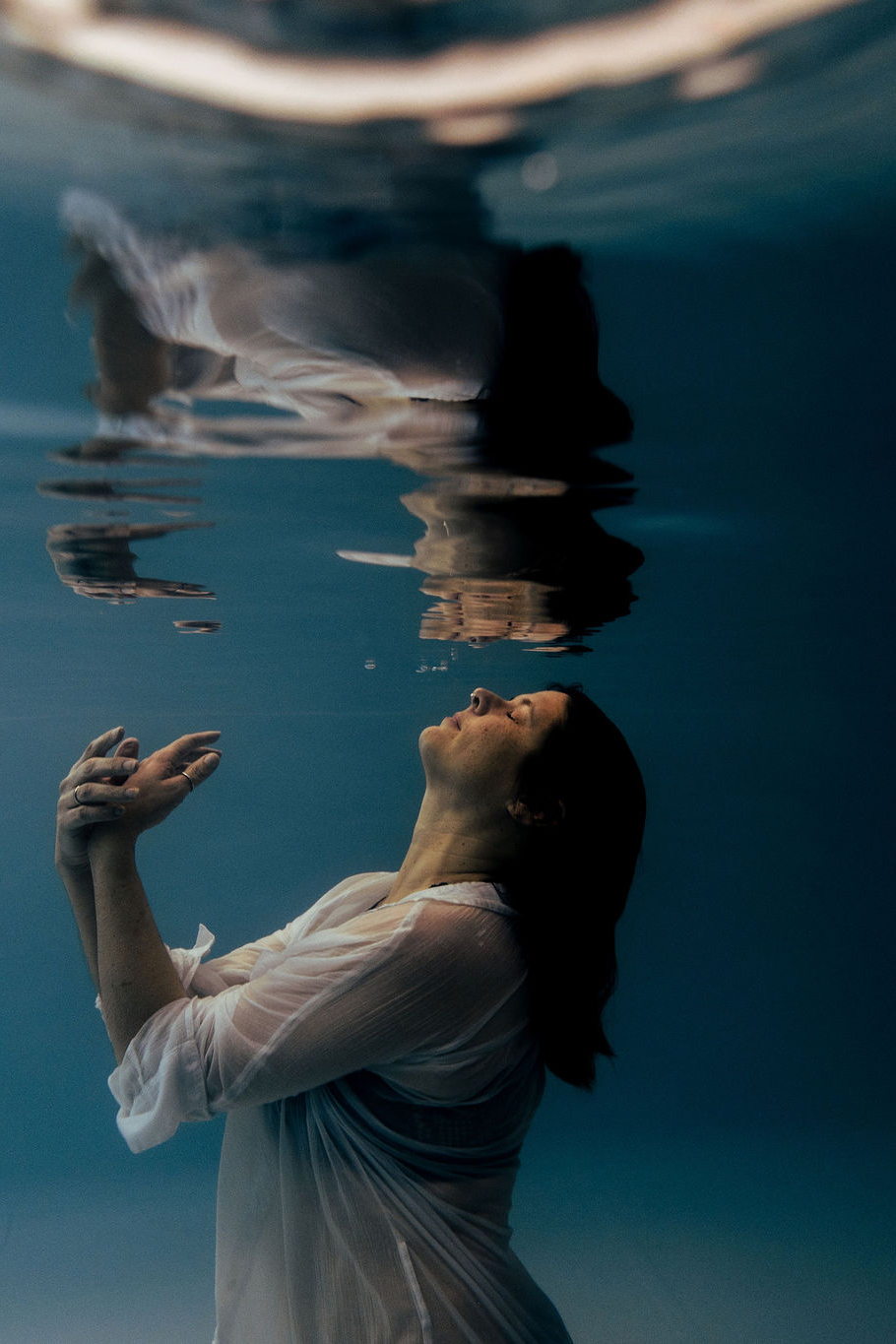 Séance photo femme introspective sous l'eau à nantes Loire Atlantique