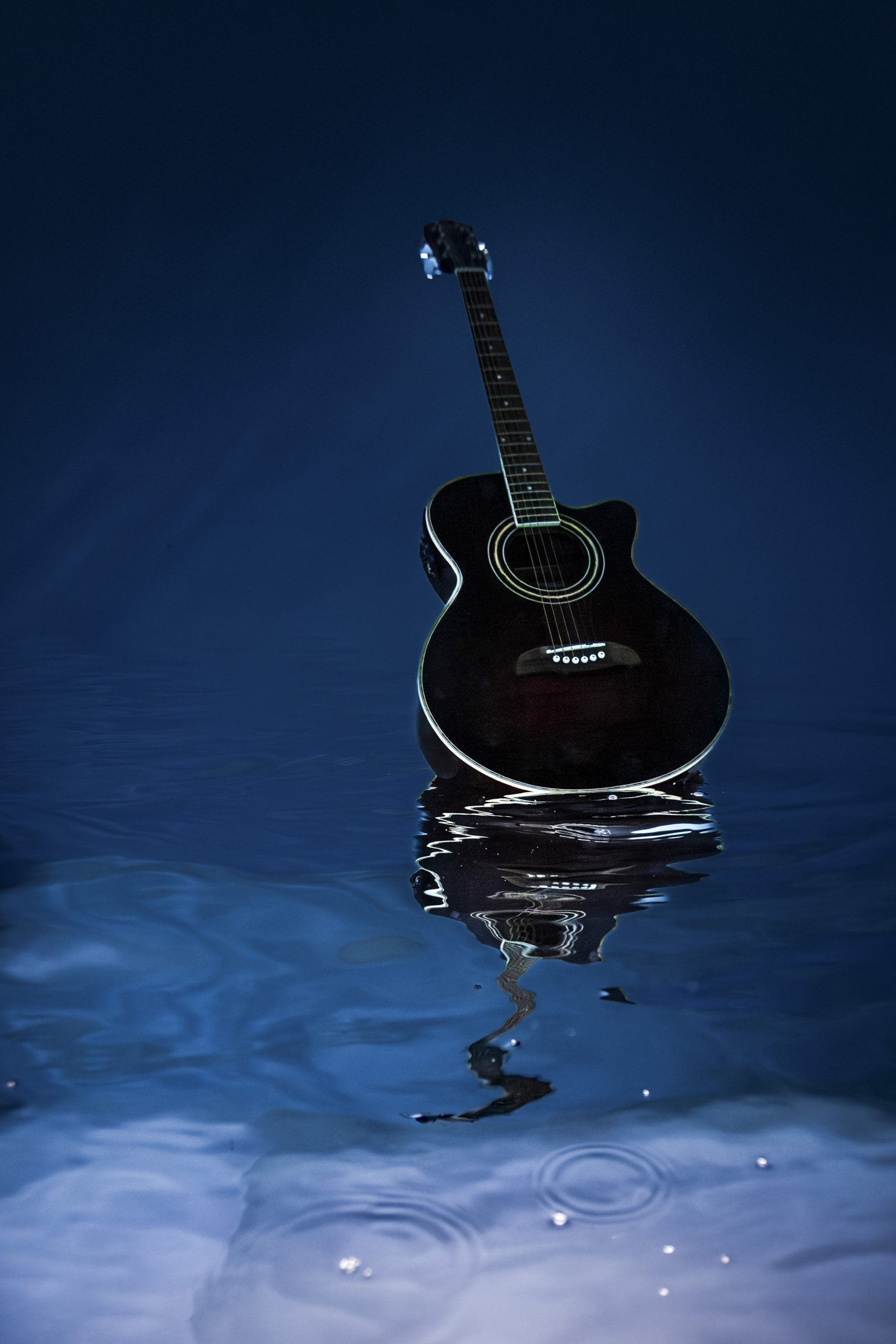 Guitare en suspension dans une séance photo underwater artistique et poétique