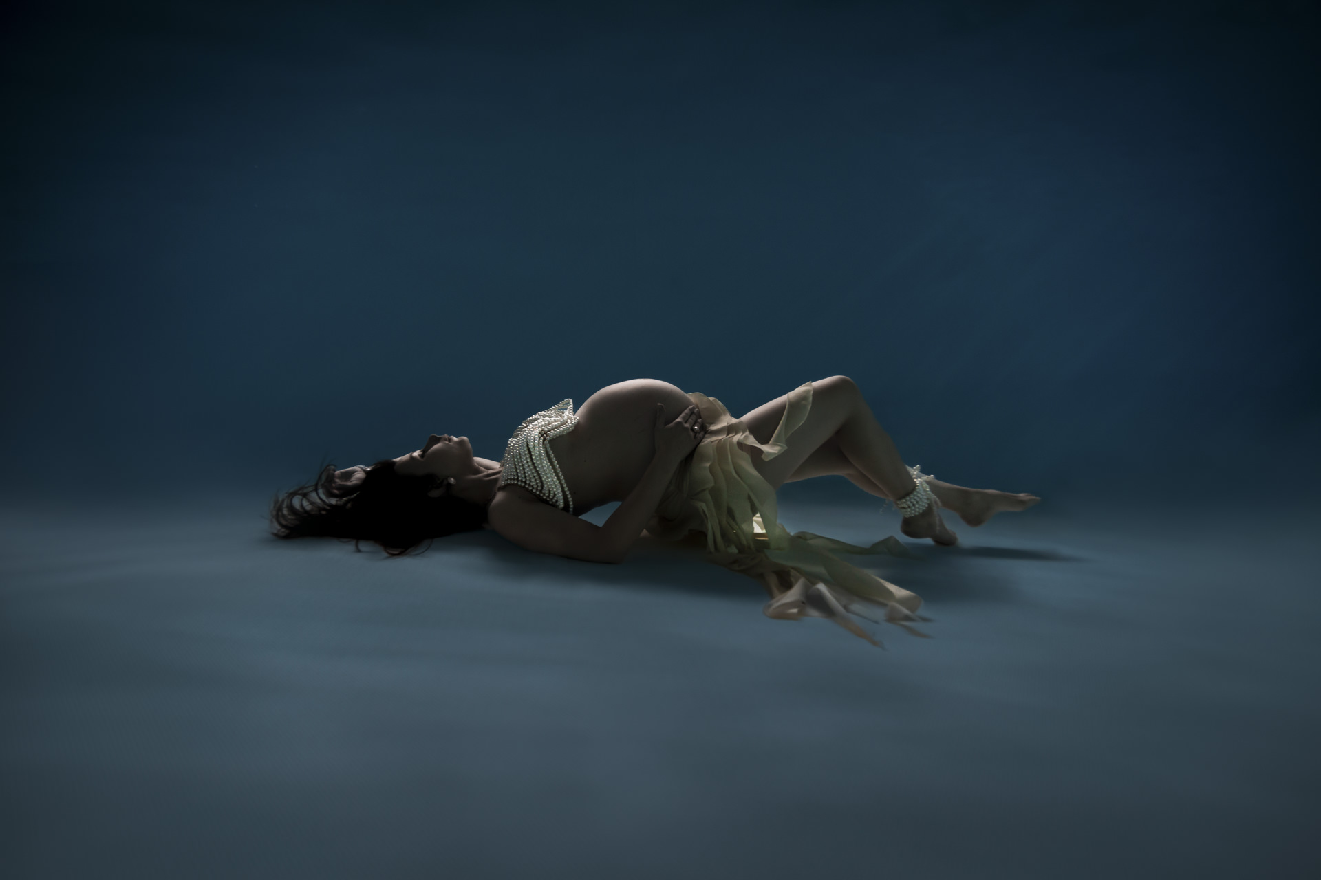 femme enceinte sous l’eau photographe Nantes