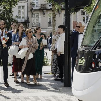 Mariage à Nantes où les mariés et leurs invités se sont déplacés en tram