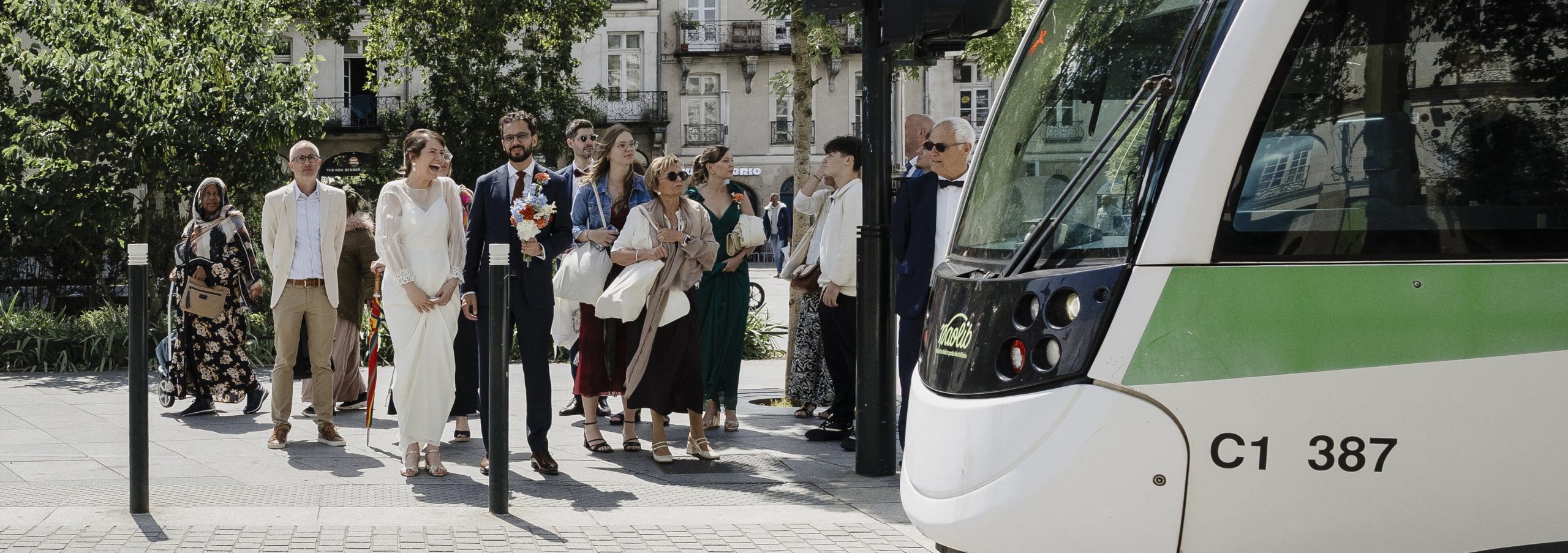 Mariage à Nantes où les mariés et leurs invités se sont déplacés en tram