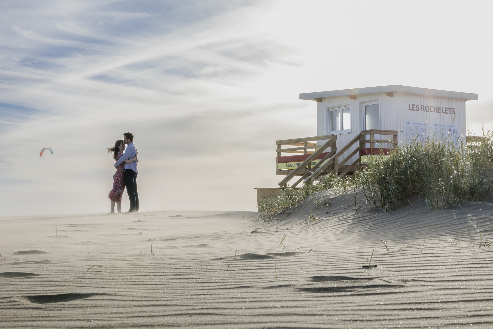 Séance photo couple plage avec ambiance naturelle et authentique à Saint Brevin les Pins